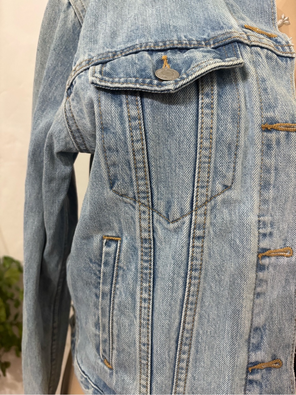 ✨Levi’s✨ Embroidered Poppy Denim Jacket - Picture 5 of 7